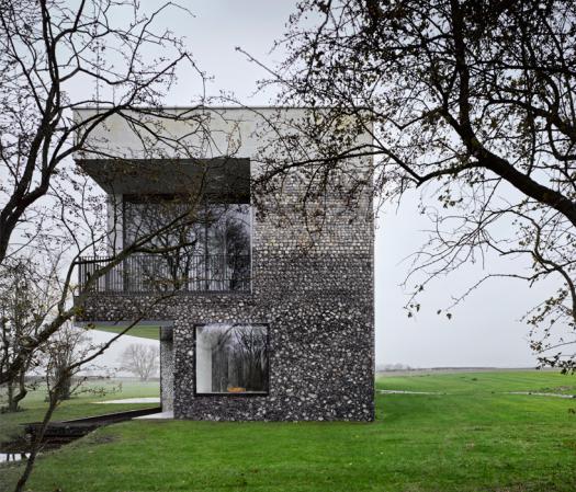 una original villa con escaleras en el techo para disfrutar del paisaje