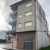 edificio soleado de tres plantas