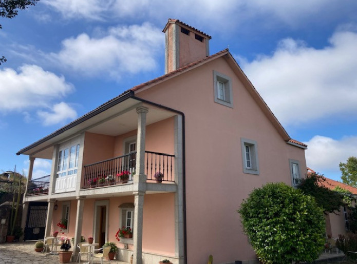 casa centrica soleada de 5 habitaciones lista para vivir - Se vende en Laracha (A) (A Coruña)