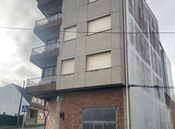  tres pisos de 4 habitacioens con garaje y trastero - Se vende en Carballo (A Coruña)