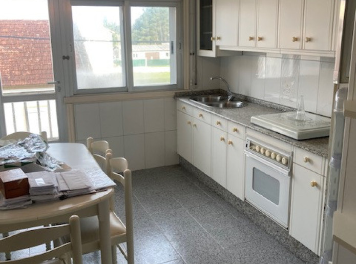 PISO SOLEADO DE 4 HABITACIONES CON LAVANDERIA - Se vende en Laracha (A) (A Coruña)