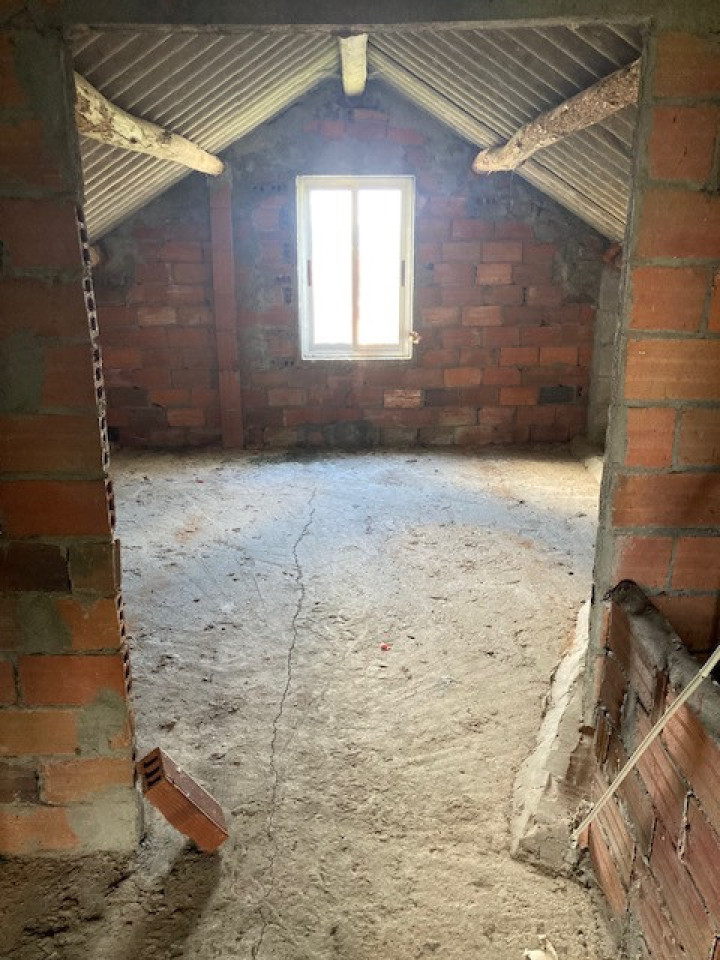 casa soleada centrica de 4 habitaciones para reformar