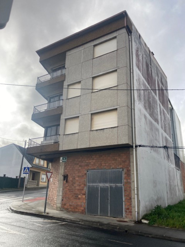 edificio soleado de tres plantas