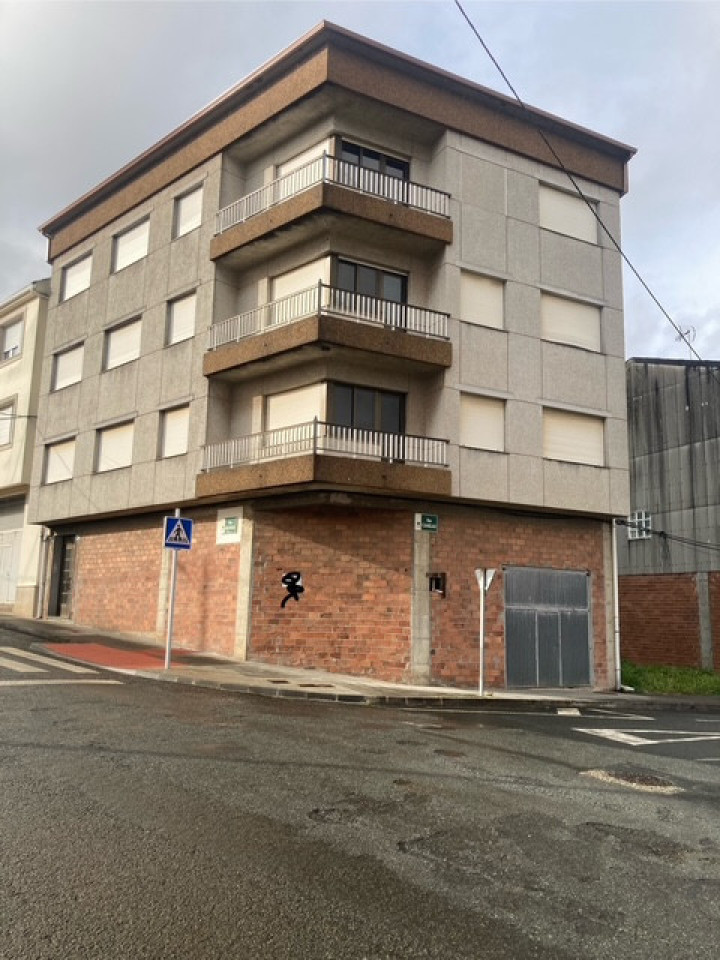 edificio soleado de tres plantas