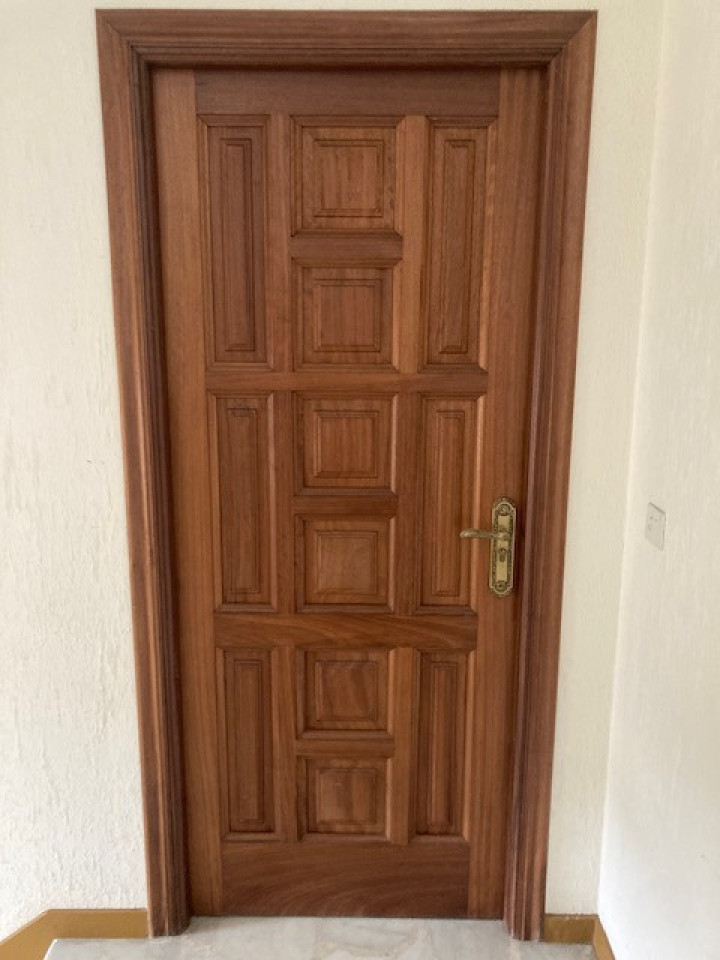 edificio soleado de tres plantas