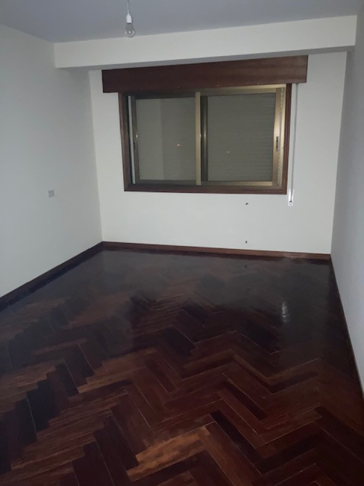 edificio soleado de tres plantas