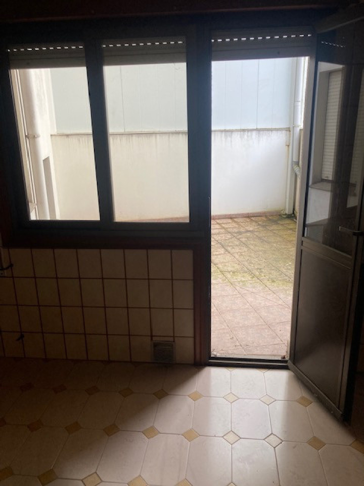 edificio soleado de tres plantas