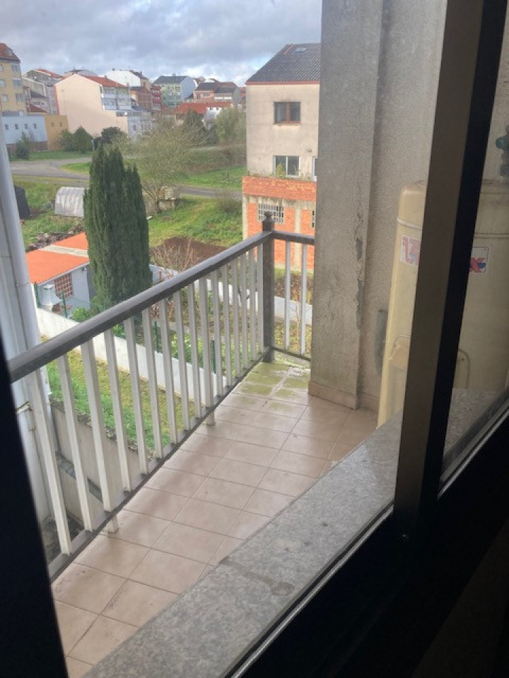 edificio soleado de tres plantas