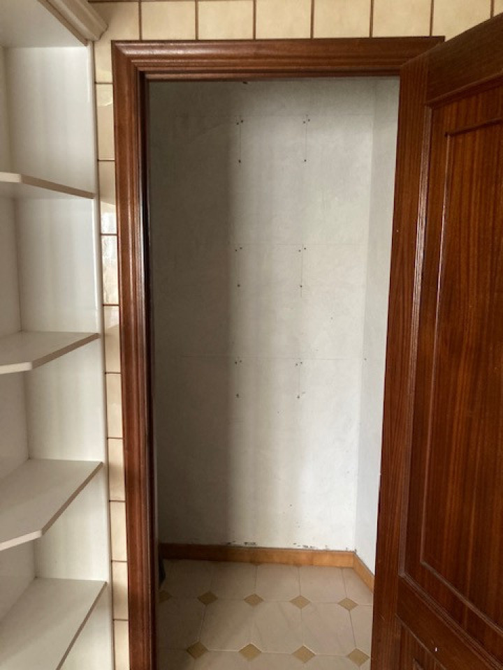 edificio soleado de tres plantas