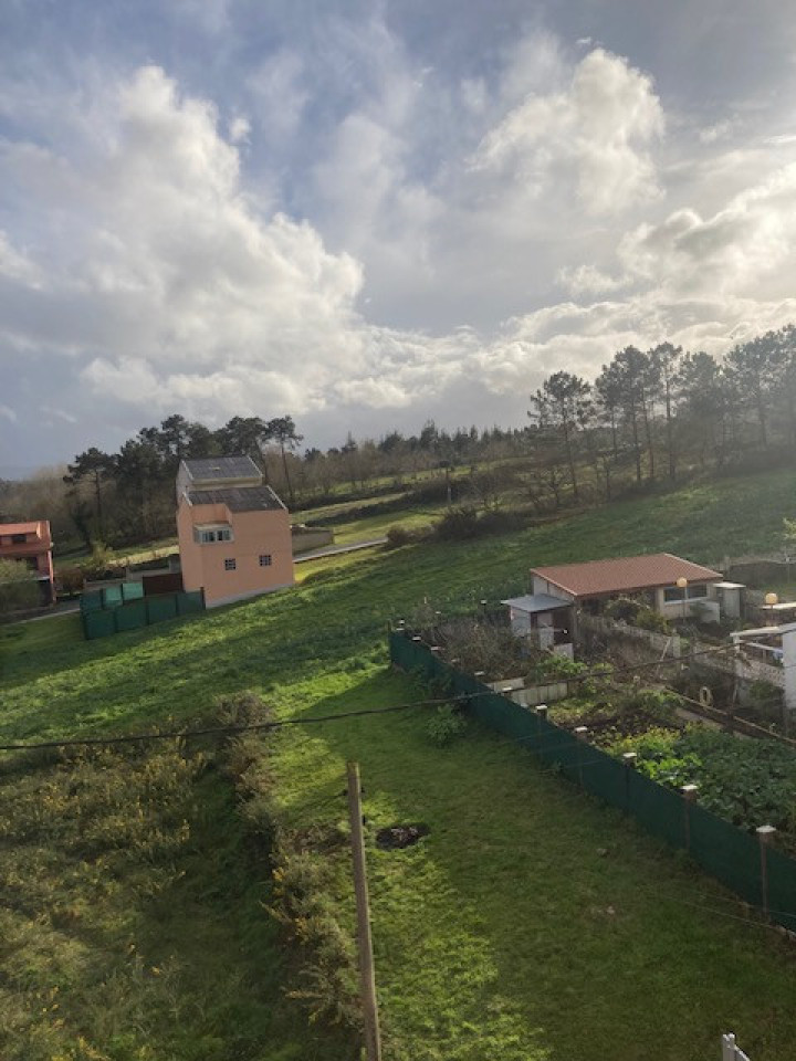 edificio soleado de tres plantas