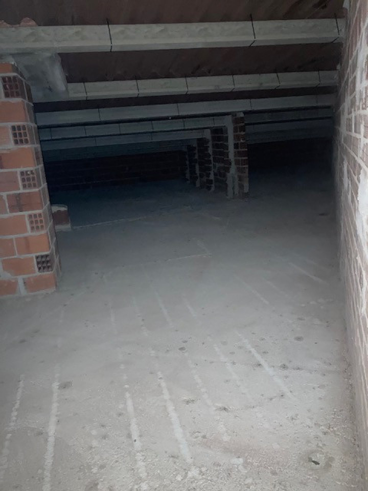 edificio soleado de tres plantas