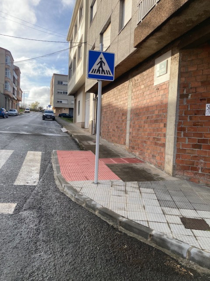 edificio soleado de tres plantas