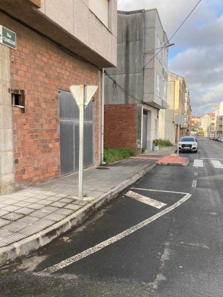 edificio soleado de tres plantas