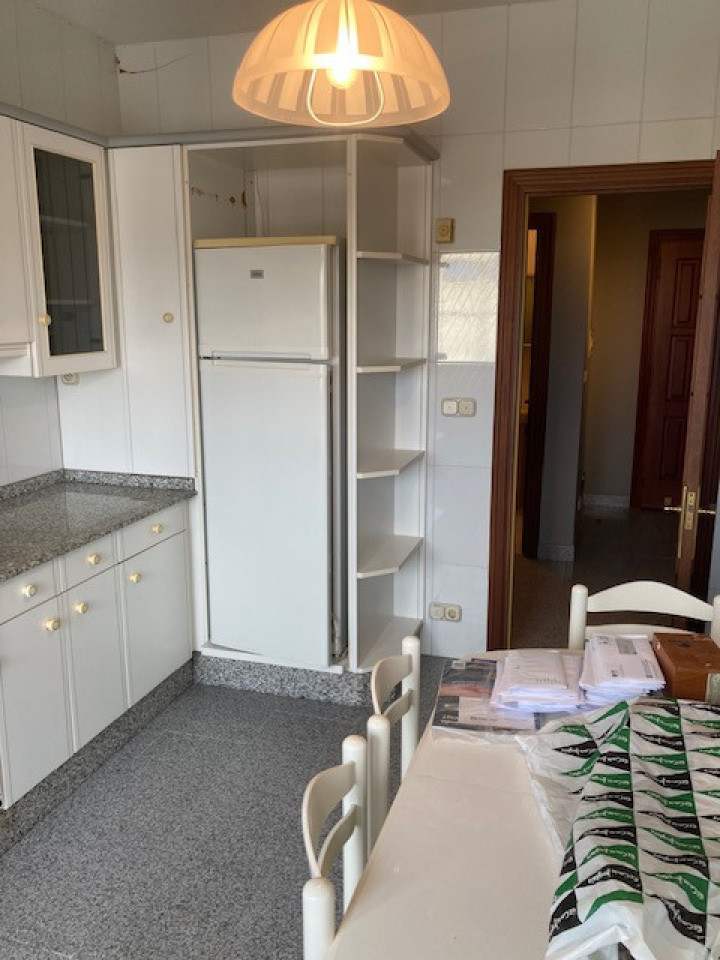 PISO SOLEADO DE 4 HABITACIONES CON LAVANDERIA