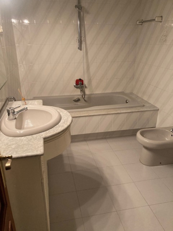 PISO SOLEADO DE 4 HABITACIONES CON LAVANDERIA