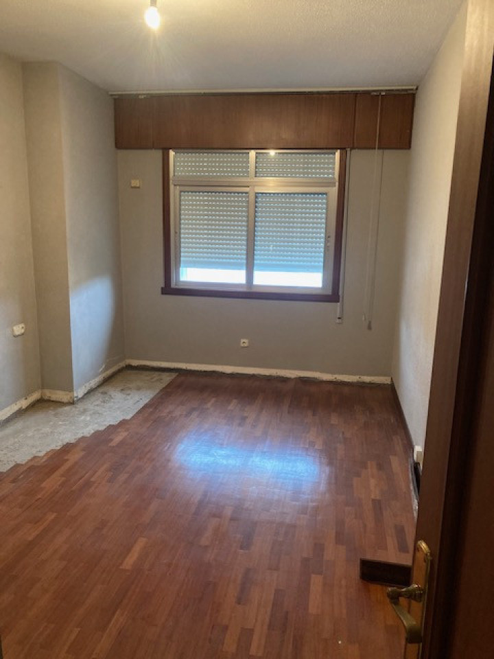 PISO SOLEADO DE 4 HABITACIONES CON LAVANDERIA